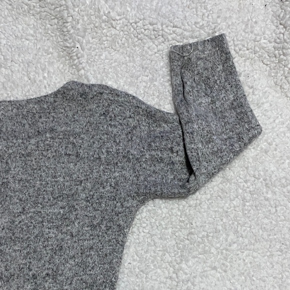 Lanie and Avery girls size 3T -4T boutique soft grey sweater - Picture 14 of 15